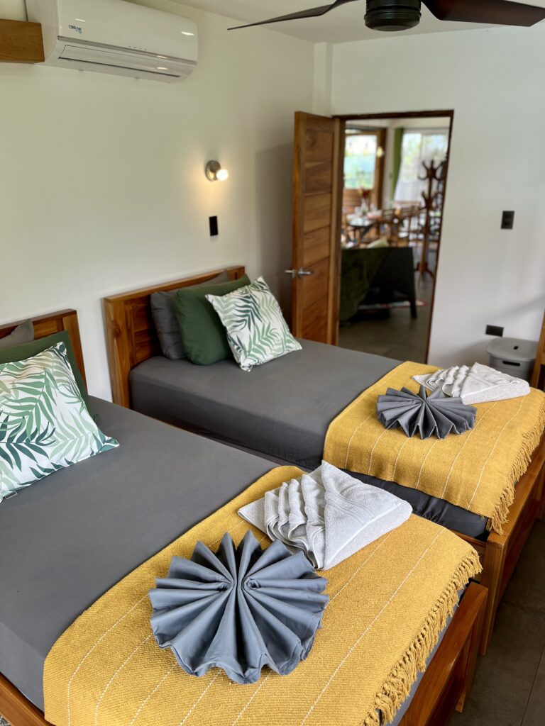 bedroom with twin single beds in Drake Bay